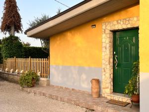 una puerta verde al lado de una casa en L’arcobaleno, en Valmontone