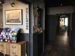 une librairie avec une table et des livres dans l'établissement Hôtel du Commerce, à Montauban