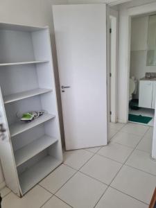 einen weißen Schrank mit einer Tür in einem Zimmer in der Unterkunft Condomínio mais Maracanã B1 AP 708 in Rio de Janeiro