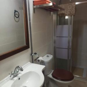een badkamer met een toilet, een wastafel en een douche bij Casa Rural del Saz in Yeste