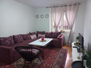 sala de estar con sofá y mesa en Sarajevo - Baščaršija Apartments KIM, en Sarajevo