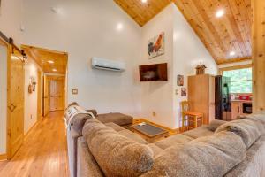 Кът за сядане в Pet-Friendly Dry Branch Ranch Vacation Rental!