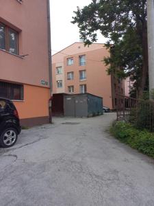 un estacionamiento vacío frente a algunos edificios en Sarajevo - Baščaršija Apartments KIM, en Sarajevo