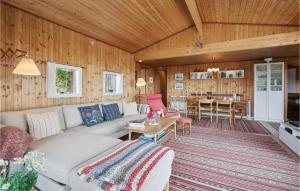 SkovbyにあるStunning Home In Sydals With 3 Bedrooms, Sauna And Wifiのリビングルーム(ソファ、テーブル付)