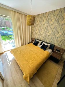 una camera con letto giallo e finestra di LuxFlats Apartament LUX a Jastrzębia Góra