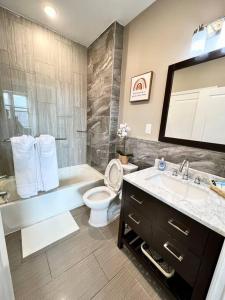 Un baño con inodoro, bañera y lavabo. en 503 Bohemian Romance Apartments in center city, en Filadelfia