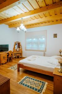 a bedroom with a large bed and a wooden ceiling at Castel Haller in Ogra