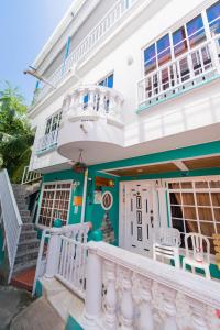 Casa blanca con balcón y porche en Apartamentos Turísticos El Conquistador, en San Andrés