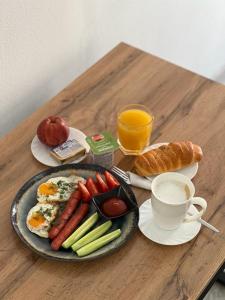 uma mesa com um prato de ovos e legumes e uma chávena de café em CHINAR hotel em Kaji-Say