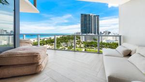 - un salon avec un canapé et une vue sur la ville dans l'établissement Ocean View Residence at W South Beach -1014, à Miami Beach