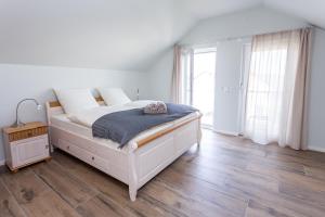 Postel nebo postele na pokoji v ubytování Geiseltalsee Haus am See mit Wallbox