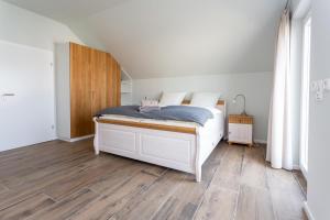 Postel nebo postele na pokoji v ubytování Geiseltalsee Haus am See mit Wallbox