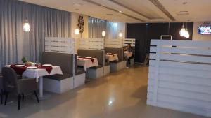 TV a/nebo společenská místnost v ubytování Savoy Grand Hotel Apartments + 37 fotografií