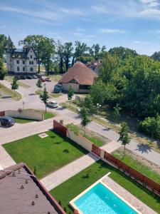 eine Luftansicht auf ein Haus und einen Pool in der Unterkunft TORRO LUX Apartment in Palić