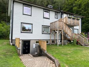 een huis met een terras en een trap erop bij Furuvägen 11 D in Ullared