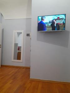 un televisor en una pared en una habitación blanca en Corradi73, en San Remo
