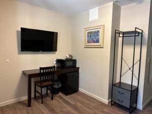 Pokój z biurkiem i telewizorem na ścianie w obiekcie Crater Lake Gateway - Hwy 140 w mieście Klamath Falls