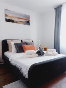 1 dormitorio con 1 cama grande con almohadas en Cozy apartment in the center of Bucharest, en Bucarest