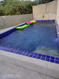een zwembad met drie opblaasbare planken in het water bij SWEET HOME YENNE in Rufisque