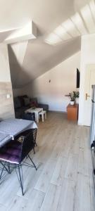 uma sala de estar com piso em madeira e uma mesa em Apartment Kovac em Herceg Novi
