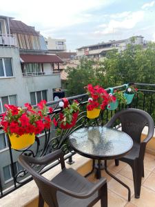 Een balkon of terras bij M&M Center Apartment with free parking