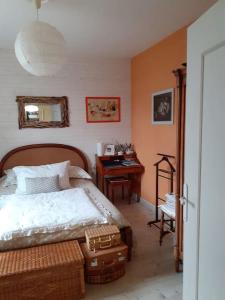 Ένα ή περισσότερα κρεβάτια σε δωμάτιο στο Petit nid des années 30 sur les hauts de Morlaix