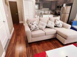 Posezení v ubytování 504 Luxe 1BDR APT in center city