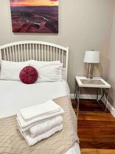 sypialnia z łóżkiem z ręcznikami w obiekcie 504 Luxe 1BDR APT in center city w Filadelfii