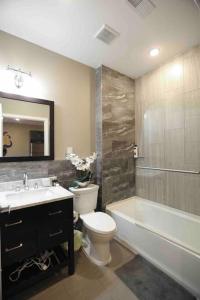 費城的住宿－504 Luxe 1BDR APT in center city，浴室配有卫生间、盥洗盆和浴缸。