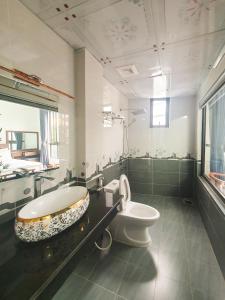 een badkamer met een bad en een toilet bij Hùng Trang Hotel Tam Đảo 1 in Tam Ðảo