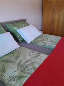 two beds sitting next to each other in a bedroom at Apartman Majda in Lepoglava