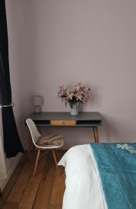 um quarto com uma secretária, uma cadeira e uma cama em 20 Gray Street em Dublin