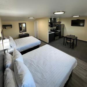 um quarto de hotel com duas camas e uma cozinha em Relax Inn of Medford em Medford