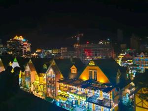 uma cidade iluminada à noite com luzes em Hùng Trang Hotel Tam Đảo 1 em Tam Dao