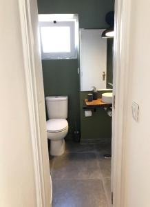 een badkamer met een toilet, een wastafel en een raam bij NEW APARTMENT ON THE BEACH ( 100 METERS DISTANCE) in Cascais