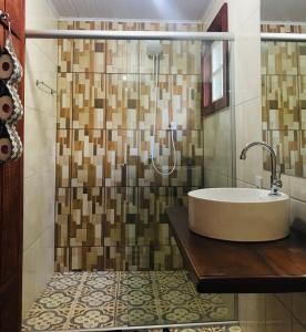 Chalés Jatobá في برادوس: حمام مع حوض استحمام ودش