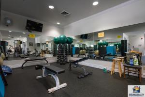 Фитнес-центр и/или тренажеры в 1BR Walk-In Condo at Pointe Royal - 2 Pools - FREE TICKETS INCLUDED - PR42-16