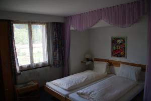 Postel nebo postele na pokoji v ubytování Hotel Pension Spycher + 12 fotografií