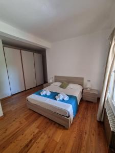 A bed or beds in a room at Borgo Antico Apartments