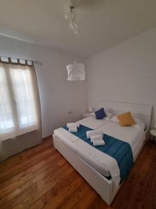 A bed or beds in a room at Borgo Antico Apartments