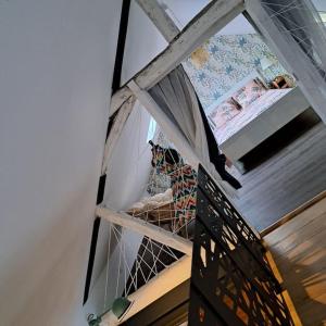 een kamer met een trap en een kamer met een bed bij L'Atelier Gîte-Loft 6/8 pers in Pontlevoy