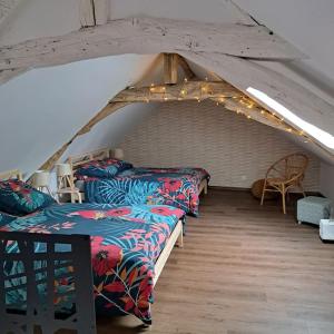 een kamer met 3 bedden op een zolder bij L'Atelier Gîte-Loft 6/8 pers in Pontlevoy