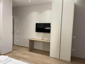a room with a tv and a desk with a television at Deluxe Residence in Durrës