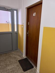 une porte avec son numéro dans une pièce dans l'établissement Apartament 7 Piętro, à Bydgoszcz