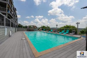 Bazen u ili blizu objekta Lake View! Walk-In 3 BR Condo - Outdoor Pool - FREE TICKETS INCLUDED - TRH6-6