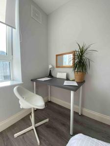 a desk with a phone and a chair in a room at Lovely 1 Bedroom apartment in Dublin 1 in Dublin