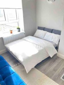 1 dormitorio con 1 cama con sábanas blancas y ventana en Lovely 1 Bedroom apartment in Dublin 1 en Dublín