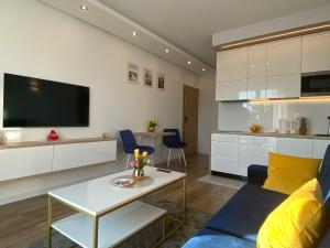 ein Wohnzimmer mit einem Sofa und einem Tisch in der Unterkunft Viss Mielno in Mielno