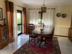 comedor con mesa de madera y sillas en City House, en Vila Real