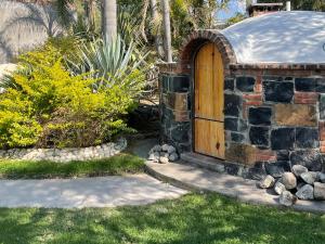 - une porte en briques et en bois dans le jardin dans l'établissement Hotel Camino del Bosque Atlixco by Rotamundos, à Atlixco